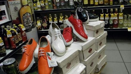 Nietypowa promocja. Zrób zakupy w monopolowym, buty dostaniesz gratis