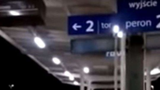 Nietypowa zapowiedź pociągu na dworcu. "Łi apoliżajs..."