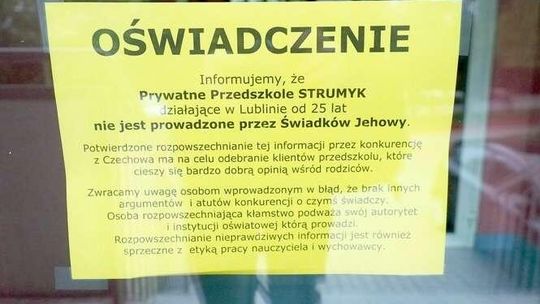 Nietypowe ogłoszenie na drzwiach przedszkola: Nie prowadzą nas świadkowie Jehowy