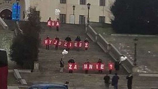 Nietypowe oświadczyny na schodach pod zamkiem w Lublinie