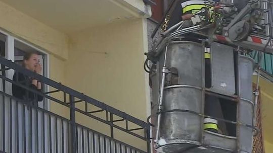 Nietypowe oświadczyny. Strażak na podnośniku dostał się na balkon swojej wybranki (wideo)
