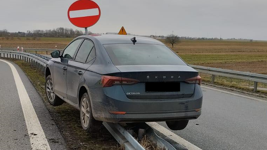Nietypowe parkowanie na S12. 49-latek z Lublina ma kłopoty