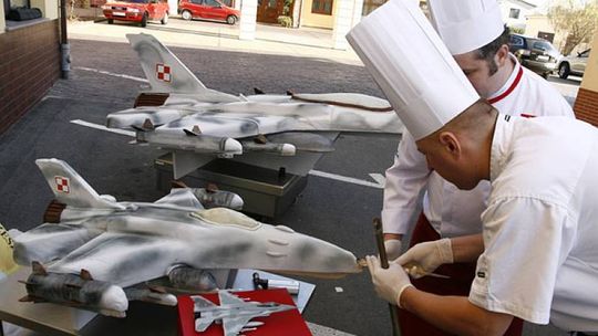 Nietypowe zamówienie od wojska. Tort w kształcie F-16