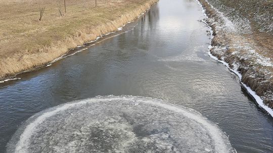 Nietypowe zjawisko na rzece. Wirujący krąg lodowy robi się coraz większy