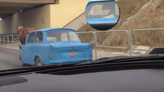 Nietypowy "dyliżans" przy drodze S17. Koń ciągnie trabanta (wideo)