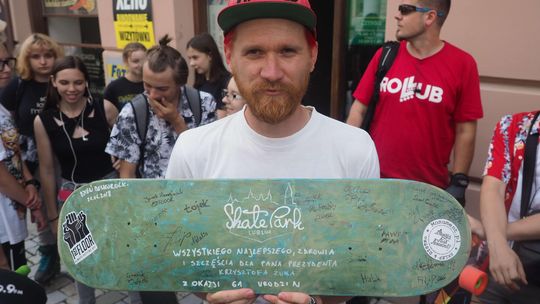 Nietypowy prezent dla Żuka na 61. urodziny. "Kółka będą, gdy będzie skatepark"