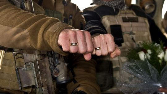 Nietypowy ślub polskich żołnierzy. Komandos i pilot śmigłowca pobrali się w Afganistanie