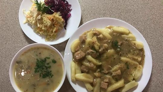 Nieuczciwa klientka widziała larwy w jedzeniu. Sąd wsadził ją do więzienia 