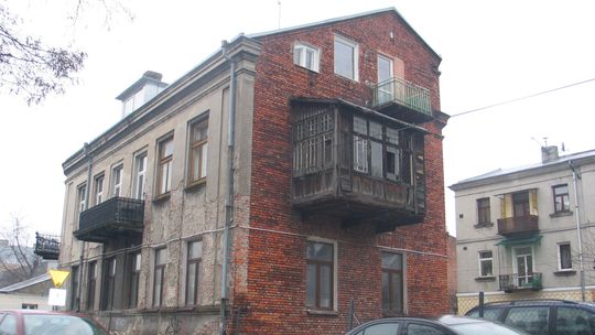 Niewiele osób wie po co powstawały takie elementy kamienic. Pamiątki po mieszkańcach, których już nie ma