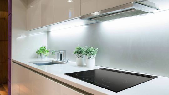 Niewielka kuchnia i spore wyzwanie. Jak zorganizować sobie przestrzeń?