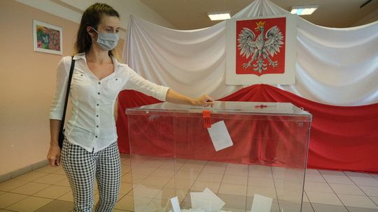 Niewłaściwe zaplombowanie urn i nieprzestrzeganie zasady tajności. Obserwatorzy śledzą przebieg głosowania