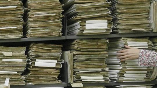 Niewygodne dokumenty czy makulatura - co wynosiła z gminy urzędniczka?