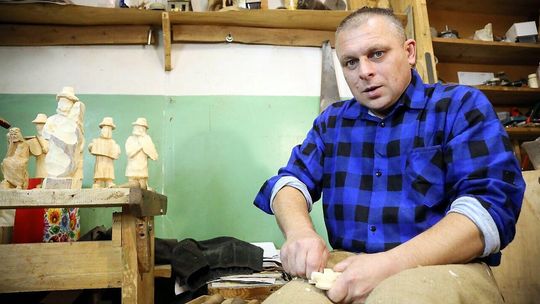 Niezapominajka: O aniołach, które kradną serca na jarmarcznych straganach