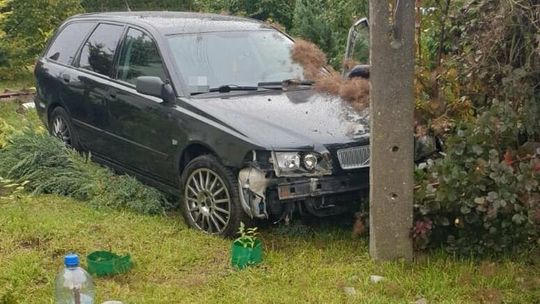 Niezła kraksa. W volvo zaliczyła ogrodzenie, antenę, słup i sobie poszła