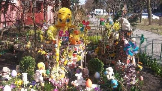 Niezła szopka - wielkanocny zagajnik między blokami