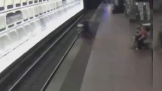 Niezwykła akcja ratunkowa w metrze. Mężczyzna na wózku zjechał z peronu na tory