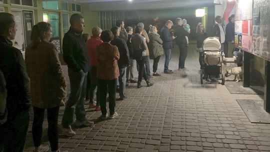 Niezwykła frekwencja w wyborach. Ludzie głosowali nawet 45 minut po zakończeniu ciszy wyborczej