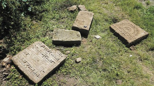 Niezwykłe odkrycie na Zamojszczyźnie. Schody do kapliczki były zrobione z macew