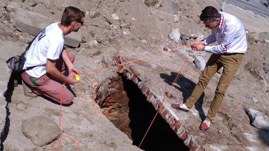 Niezwykłe odkrycie przed Bramą Krakowską. Opuścili kamerę na głębokość 22,5 metra [wideo]