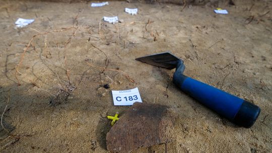 Niezwykłe odkrycie w Chodliku. Archeolodzy natrafili na pochówek przypominający łódź