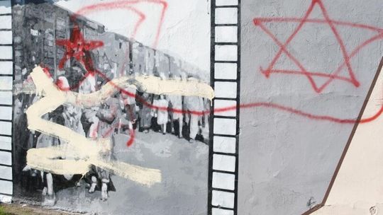 Niezwykły mural w Trawnikach zdewastowany. \"Baliśmy się tego\"