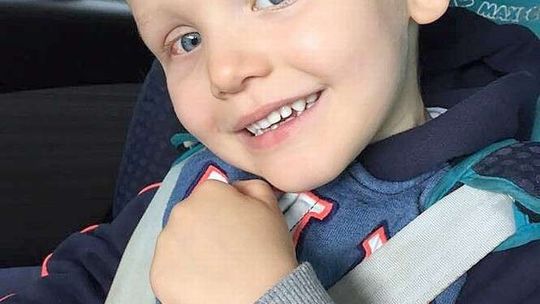 Niezwykły pomysł nauczyciela. Zamiast przynosić kwiatka na koniec roku pomóż Jasiowi