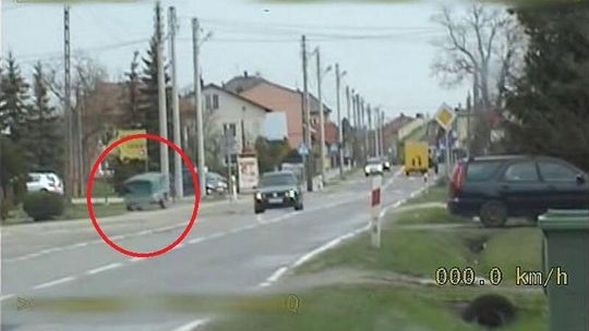 Niezwykły widok. Samochód prosto, przyczepka w prawo [wideo]