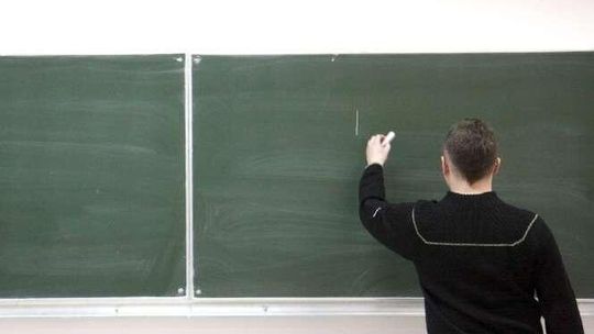 NIK skontrolowała szkoły. Złe meble, ciężkie plecaki, za małe sale