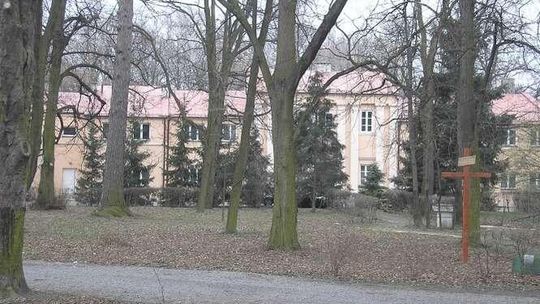 Nikt nie chce zabytkowego dworku z parkiem. Cena spadnie