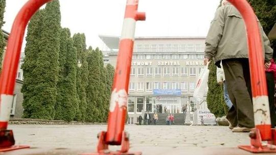 Niska płaca, praca po 16 godzin. Lekarze z SPSK4 chcą zmian i grożą strajkiem