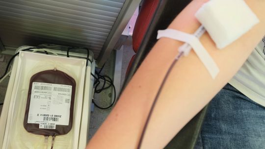 Niskie zapasy dwóch grup krwi. RCKIK zaprasza na akcje terenowe Oddawanie krwi – ramię dawcy podłączone do aparatury do poboru krwi