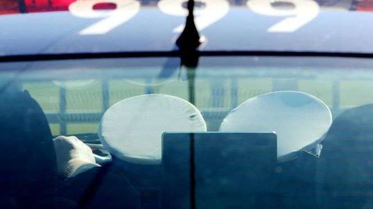 Niszczył radiowóz przed komisariatem. "Chciałem sprawdzić czujność policji"