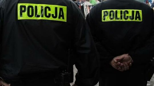 Niszczyli przystanek, a potem szarpali się z policjantami. Trzej mężczyźni w areszcie