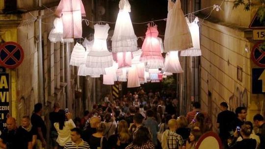 Noc Kultury 2016 w Lublinie: Stare Miasto na niebiesko, trawnik na ul. Lubartowskiej. Program wydarzeń