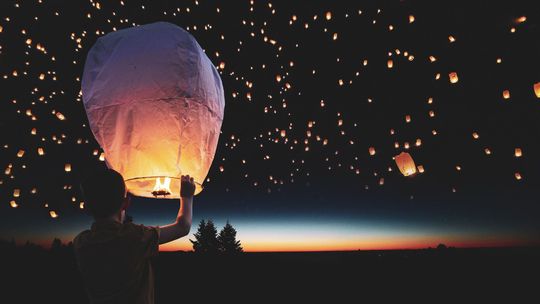 Noc lampionów, czyli pokaz latającej głupoty. Dlaczego obecnie to skrajnie szkodliwe i nieodpowiedzialne?