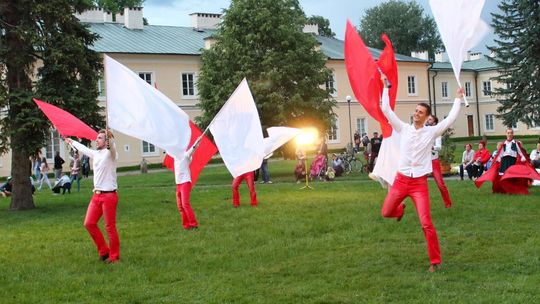 Noc Muzeów w Puławach: Gwardziści zatańczyli na dziedzińcu [zdjęcia, wideo]
