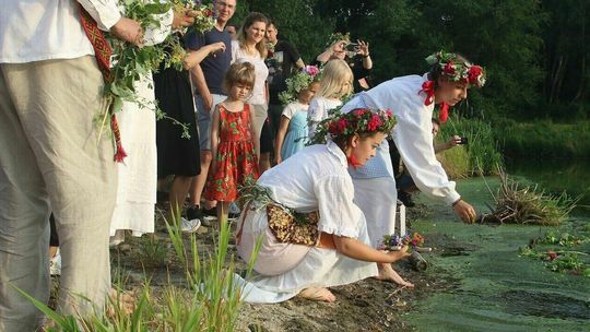 Noc świętojańska w lubelskim skansenie. Wicie wianków i poszukiwanie kwiatu paproci [zdjęcia]