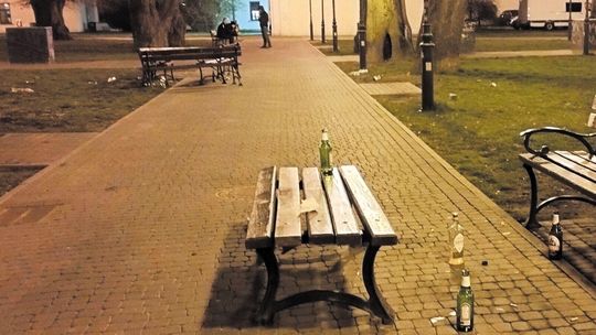 Noc z soboty na niedzielę, na pl. Kaczyńskiego huczne imprezy. Gdzie jest obiecany patrol?