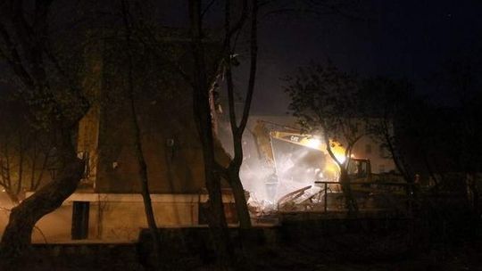 Nocna rozbiórka kina Kosmos (zdjęcia)