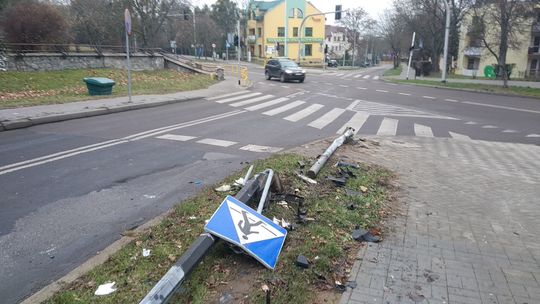 Nocna szarża po chodniku w Chełmie. Staranował znak, latarnię i sygnalizator