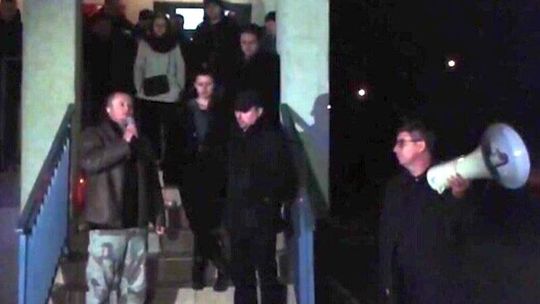 Nocne zamieszki pod komendą policji w Legionowie