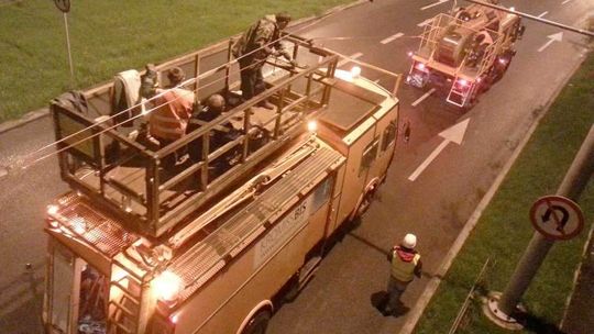 Nocny montaż trakcji trolejbusowej na Czubach