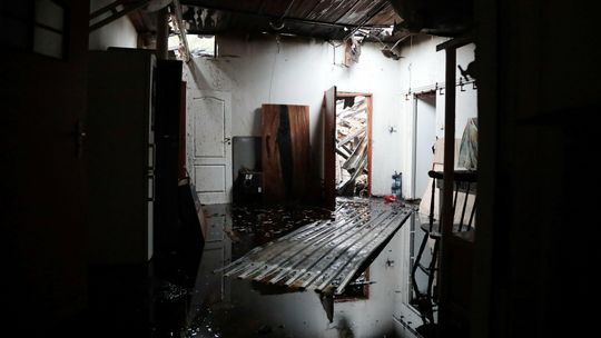 Nocny pożar hali niedaleko Lublina. 600 tys. zł strat. Zdjęcia z akcji