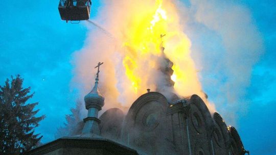 Nocny pożar kaplicy w Suchawie. Płomienie w dawnej cerkwi
