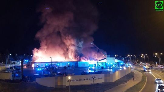 Nocny pożar sklepu Lidl. W środku było 20 osób