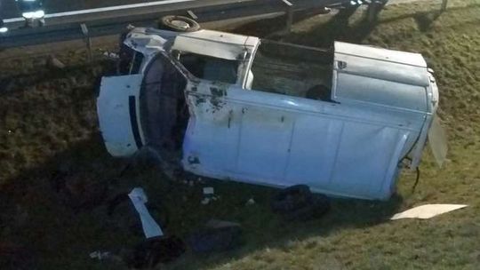 Nocny wypadek koło węzła Jastków. Bus wypadł z drogi
