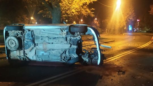 Nocny wypadek w Puławach. 22-latka i 30-latek zakleszczeni w aucie