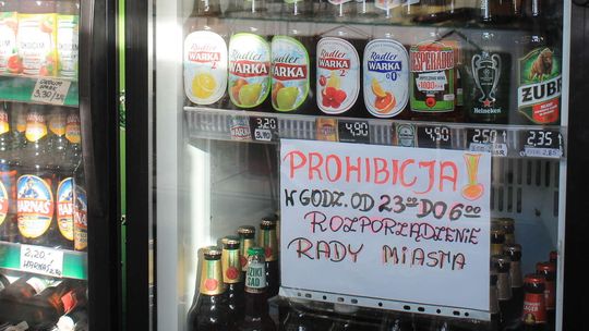 Nocny zakaz sprzedaży alkoholu już działa. Niektórzy klienci "są naprawdę wściekli"