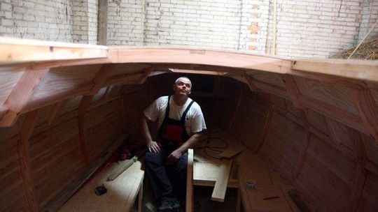 Noe z Bychawy buduje w stodole jacht. Projekt wziął z Internetu