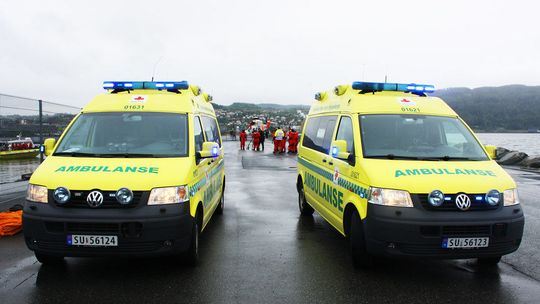 Norwegia: Uzbrojony mężczyzna ukradł karetkę i wjechał w przechodniów